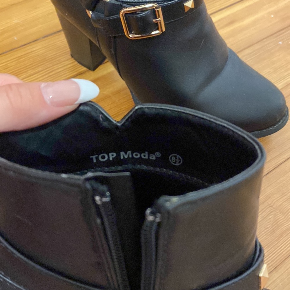 High heel boots with gold accents - Picture 3 of 4
